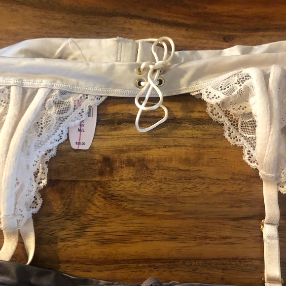 ⭐️❄️Sale item❄️⭐️Victoria’s Secret (3 garter belt in set) all different sizes - Picture 2 of 8
